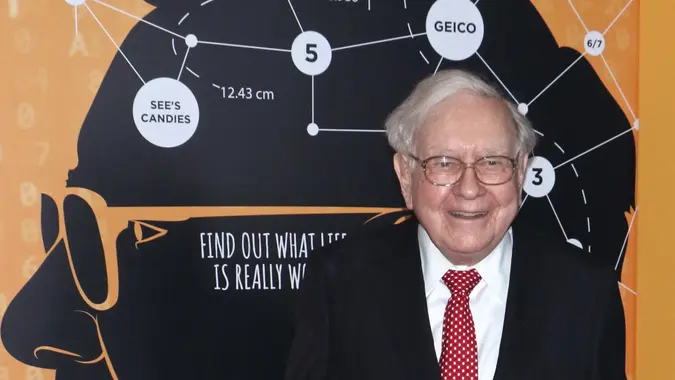 Warren BuffettPictured: warren buffett,peter kunhardt,peter buffett,susan buffett,bonnie fuller,vince gilligan,richard plepler,sheila nevins,paula zahn,pat kiernan,dan abrams,gloria steinemRef: BLU_S4273176 190117 NON-EXCLUSIVEPicture by: Gregory Pace / ShutterstockShutterstockUSA: 1 646 419 4452UK: 020 8068 3593eamteam@shutterstock.