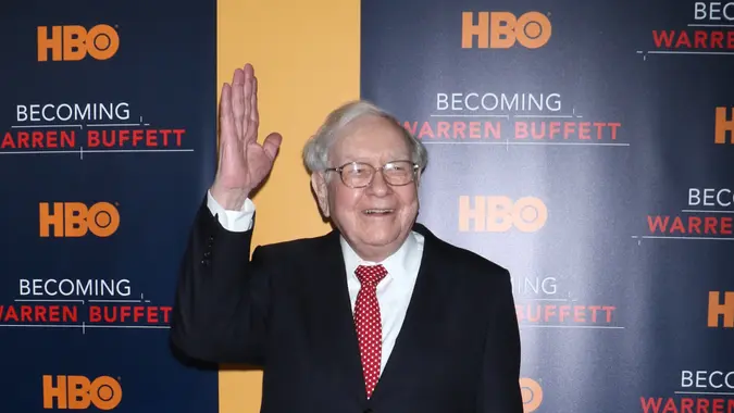 Warren BuffettPictured: warren buffett,peter kunhardt,peter buffett,susan buffett,bonnie fuller,vince gilligan,richard plepler,sheila nevins,paula zahn,pat kiernan,dan abrams,gloria steinemRef: BLU_S4273176 190117 NON-EXCLUSIVEPicture by: Gregory Pace / ShutterstockShutterstockUSA: 1 646 419 4452UK: 020 8068 3593eamteam@shutterstock.