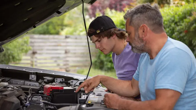 Father taught his teenage son how to repair the car