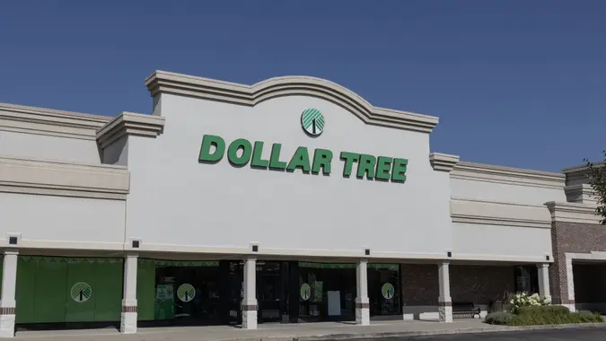 6 Best Dollar Tree Christmas Items To Buy for Less Than $10 6 Best Dollar Tree Christmas Items To Buy for Less Than $10