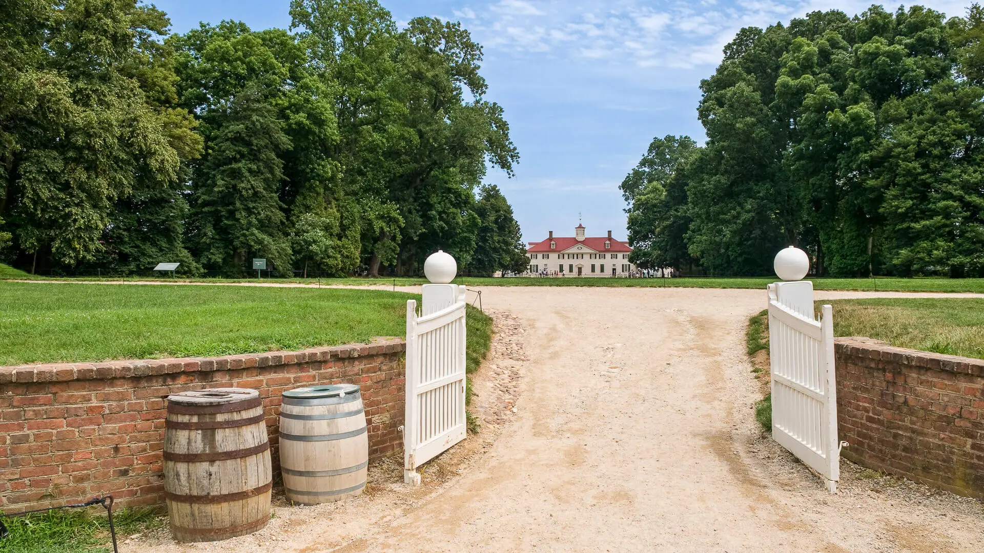 "The entrance of Mount Vernon, the home of former president of the USA George Washington.